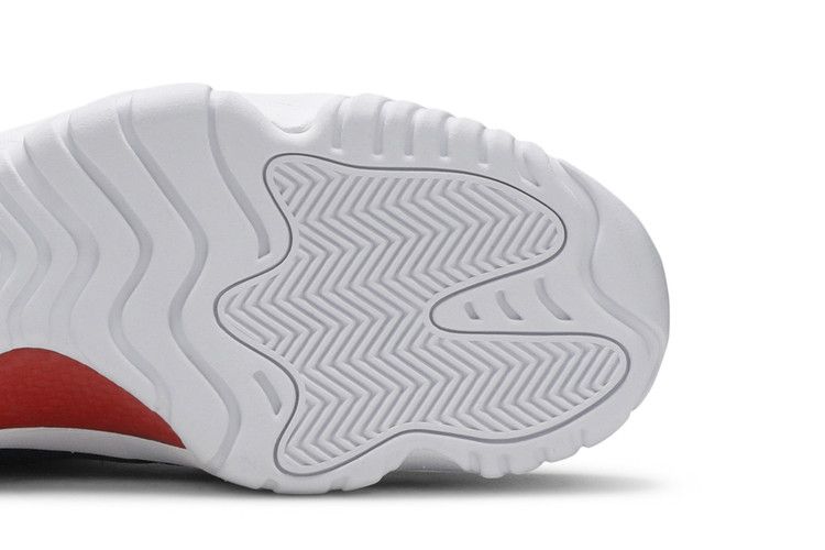 Jordan Future Low Black Red White